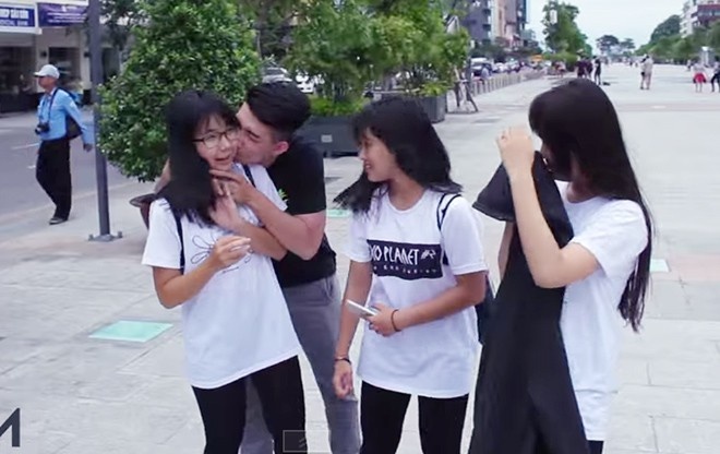 Kiss Cam làm dậy lên làn sóng tranh luận gay gắt trong cộng đồng mạng.