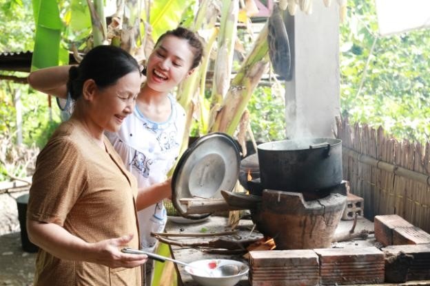 Cô vào bếp phụ mẹ nấu cơm chiều. 