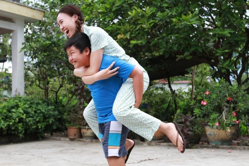 Người thua sẽ chịu phạt bằng cách cõng người thắng. Độc giả có thể xem phim Trọn vị yêu thương do Lan Ngọc thủ vai chính tại đây.