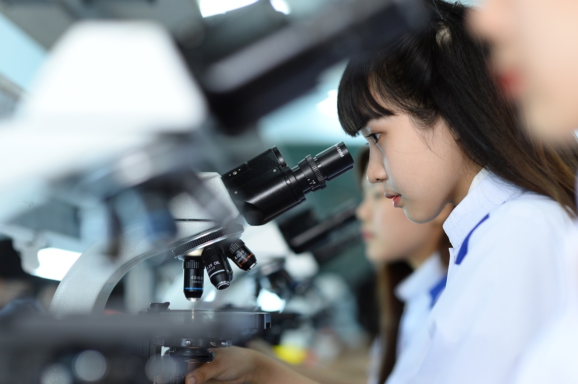 Được học tập trong môi trường hỗ trợ đầy đủ trang thiết bị hiện đại, sinh viên không chỉ thạo chuyên môn mà còn vững tay nghề sau khi tốt nghiệp..