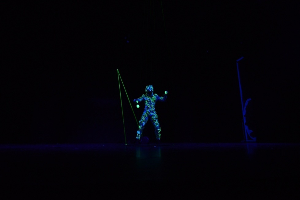 Các nghệ sĩ đang tập luyện trong nhà hát.