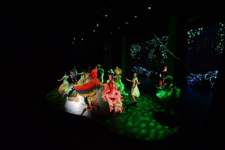 Nghệ sĩ tập luyện trong nhà hát, chuẩn bị cho buổi biễu diễn sắp tới.