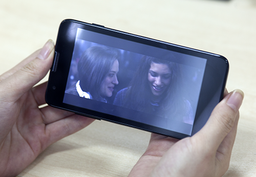 Chất lượng âm thanh hình ảnh tuyệt hảo trên màn hình 5 inches sắc nét.