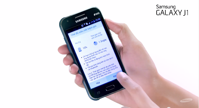 Chiếc điện thoại luôn là bạn đồng hành thân thiết của Isaac.