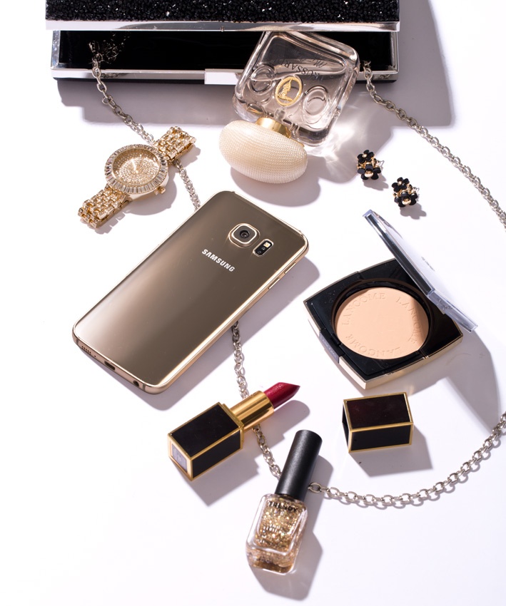 Nhìn bức ảnh flatlay khoe mỹ phẩm, trang sức và điện thoại Galaxy S6 Edge vàng ánh kim sang trọng này, chắc hẳn chúng ta có thể hình dung chủ nhân là một cô tiểu thư đang chuẩn bị bước vào đêm tiệc “sang chảnh”.
