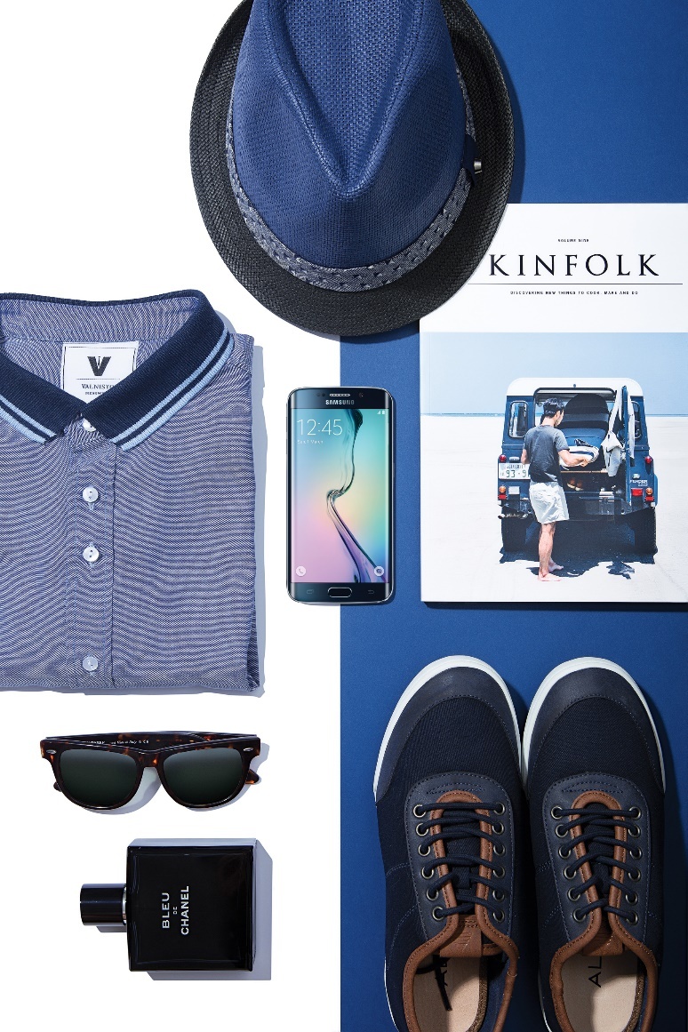 Nếu phụ nữ thường chụp ảnh với nhiều phụ kiện và đa màu sắc thì hình flatlay của cánh mày râu lại đơn giản và chuộng gam màu lạnh. Áo thun, nón, giày, kính râm, nước hoa, tạp chí và điện thoại - bạn đường dạo chơi mùa hè lý tưởng cho quý ông hiện đại.