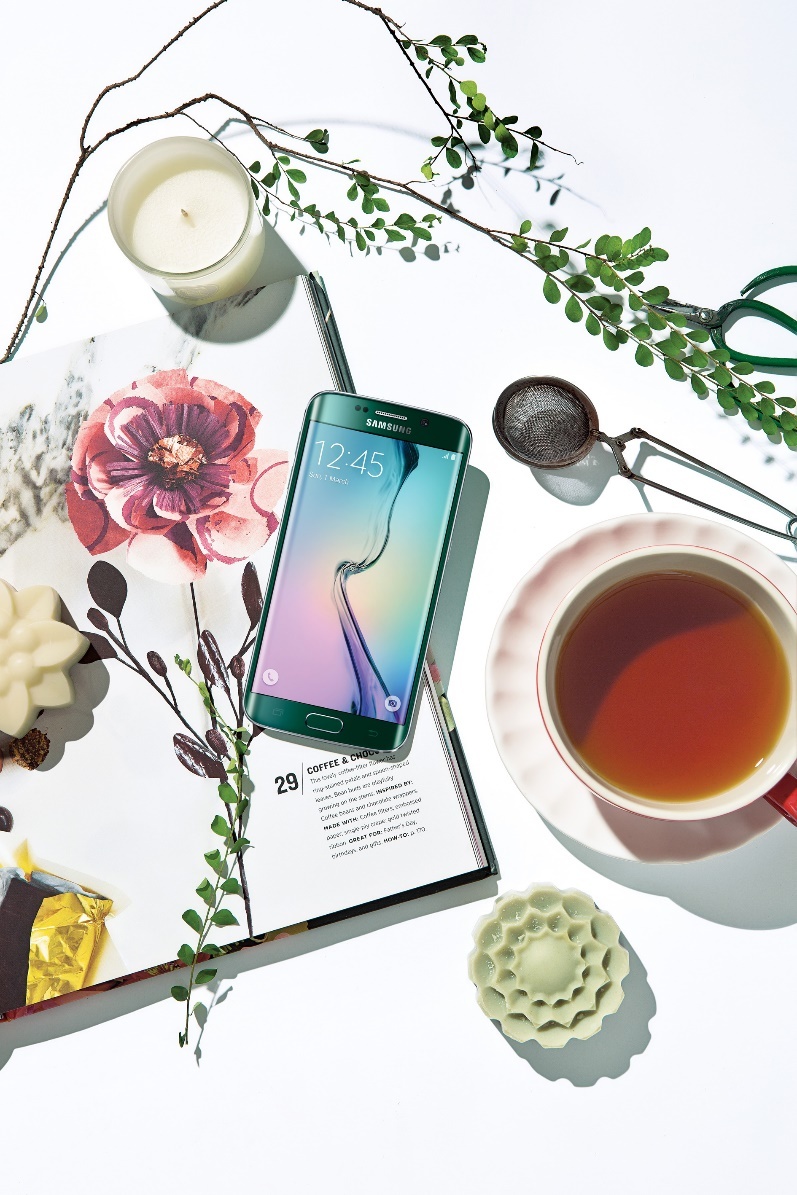 Bức ảnh flatlay chụp một buổi tiệc trà chiều đẹp nên thơ nhấn nhá bằng các dụng cụ, phụ kiện hài hòa.