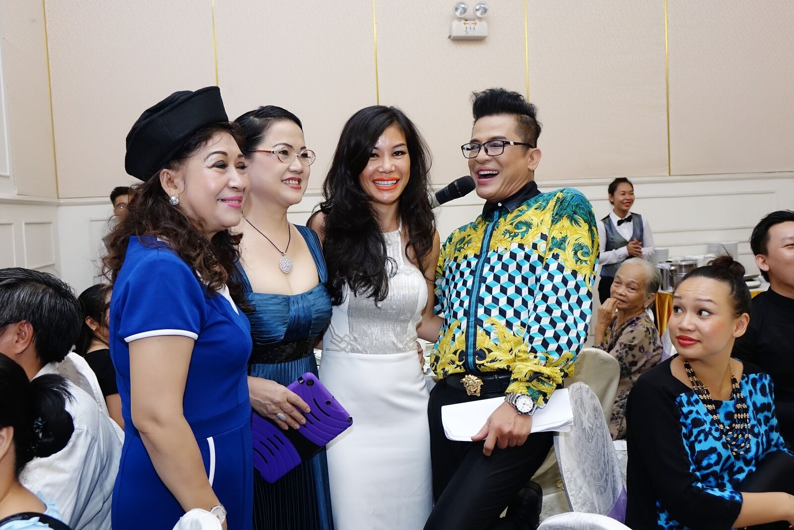 Chuyen gia sac dep mua bo ty huu tram trieu lam tu thien hinh anh