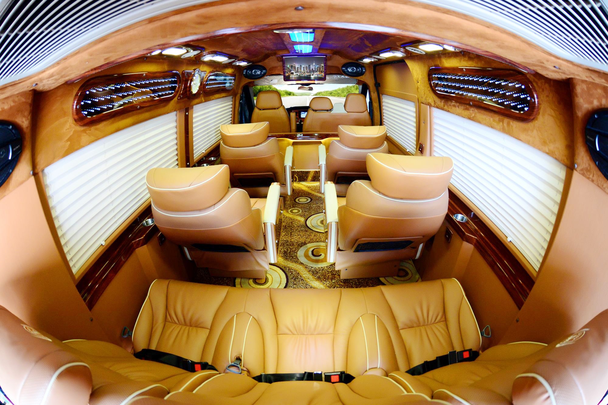 Ha Long dua xe Limousine phuc vu du khach hinh anh