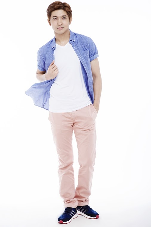 Ông bố trẻ Tim thể hiện vẻ nam tính trong mẫu quần kaki hồng nhạt và áo thun trắng có sơ mi denim khoác hờ bên ngoài.