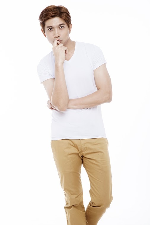 Nam ca sĩ dường như đang theo xu hướng tối giản, áo thun trắng trơn và quần vàng nhạt là đủ để anh nổi bật.