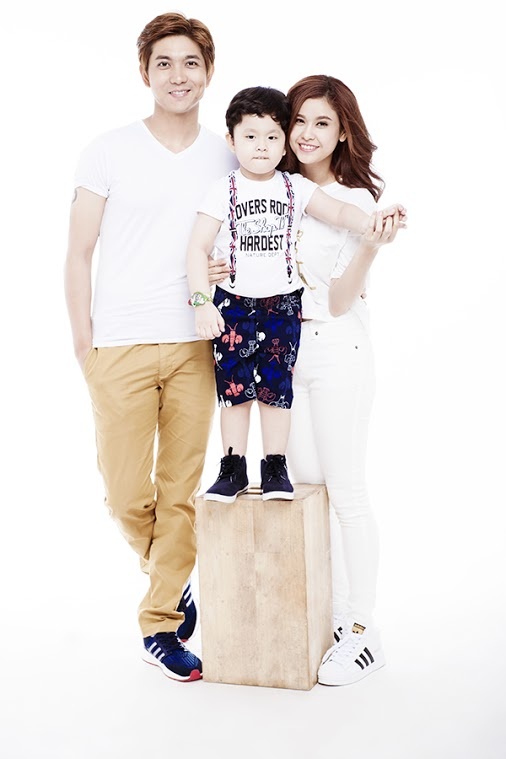 Gia đình nổi tiếng của Vpop chuộng gu ăn mặc sành điệu và năng động. Trương Quỳnh Anh trẻ trung với “cây trắng”, còn bộ cánh của bé Sushi là một gợi ý hay cho các bà mẹ: áo thun chữ đi kèm quần yếm hoạ tiết ngộ nghĩnh và giày đen.