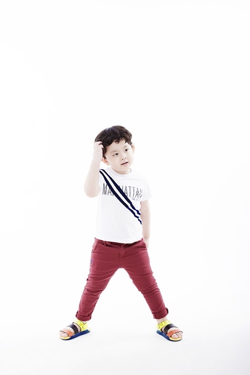 Con trai của Tim thừa hưởng nét điển trai của bố và rất biết cách tạo dáng trong những shoot hình thời trang. Diện áo thun trẻ trung, quần kaki đỏ và sandal nhiều màu, bé Sushi thời trang như người mẫu nhí thực thụ.