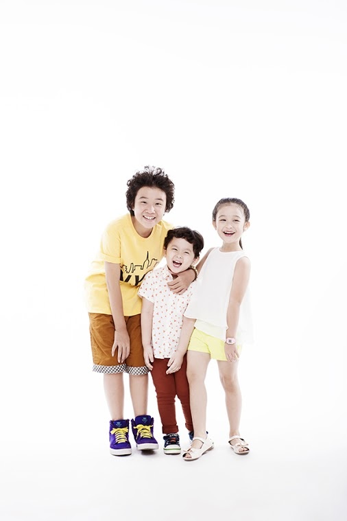 Bé Sushi còn chụp ảnh chung với cậu bé tóc xoăn Hoàng Anh của The Voice Kids và một hot girl nhí. Cả 3 bạn nhỏ chọn trang phục thoải mái, toát lên vẻ đáng yêu đúng tuổi. 