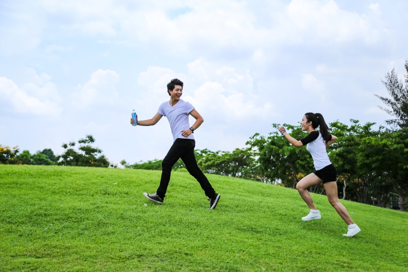 Tranh thủ đi bộ hàng ngày để cơ thể dẻo dai, tăng cường sức khỏe.