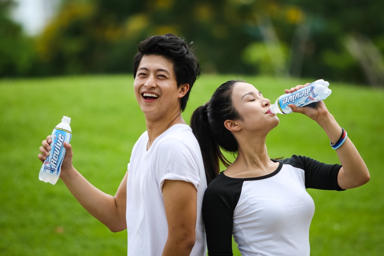 Uống đủ nước và bổ sung muối khoáng giúp bạn nhanh chóng hồi phục năng lượng.