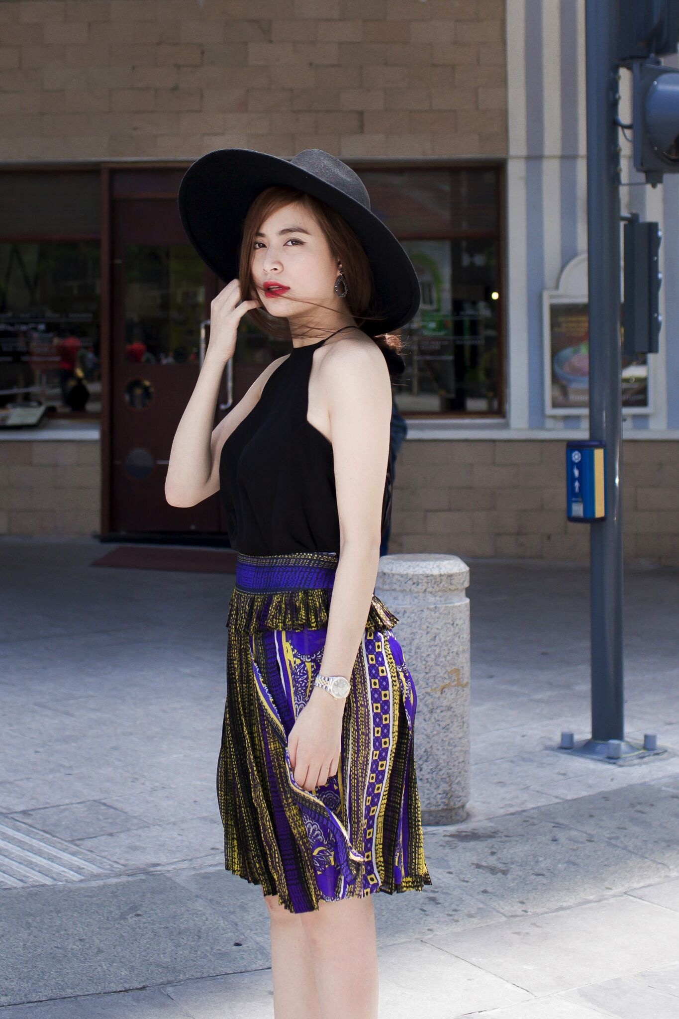 Vẻ đẹp gợi cảm của nữ ca sĩ cuốn hút mọi ánh nhìn. Hoàng Thùy Linh biết cách phô diễn đường cong trên cơ thể một cách hài hòa, không quá táo bạo.