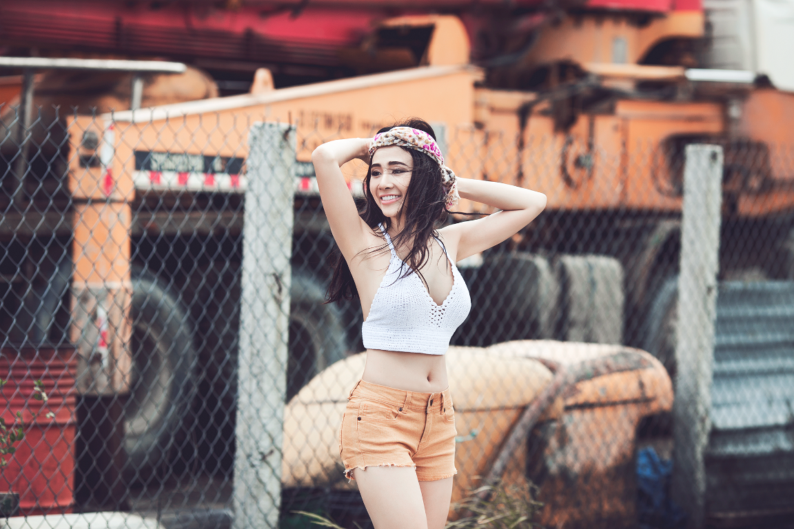 Nguoi mau July Tran khoe eo thon cuon hut hinh anh