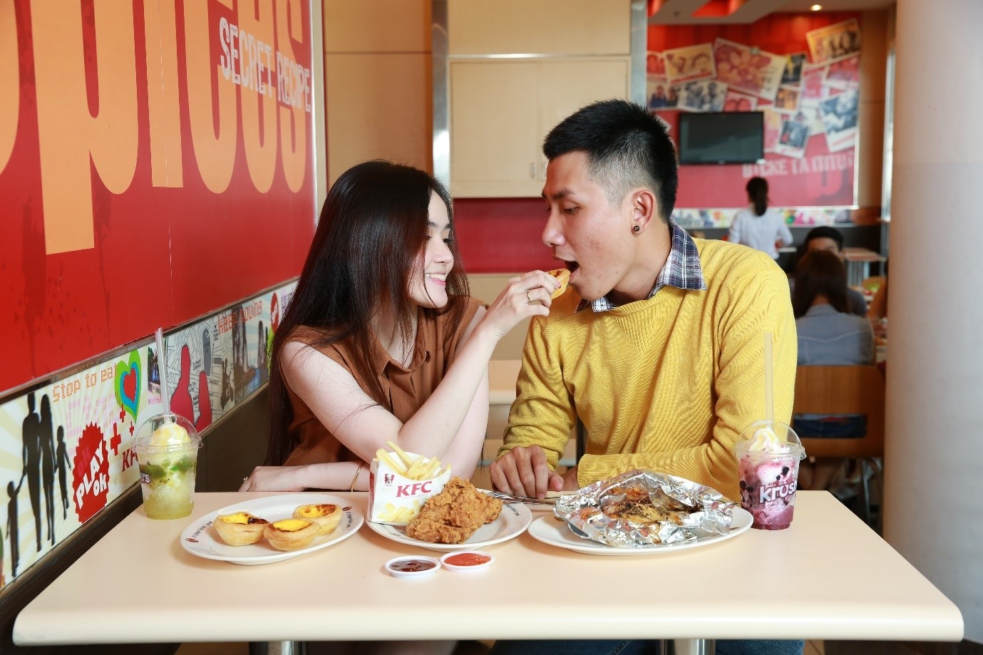 Đồ ăn nhanh luôn mang đến cho giới trẻ những trải nghiệm ẩm thực mới mẻ, khác biệt.
