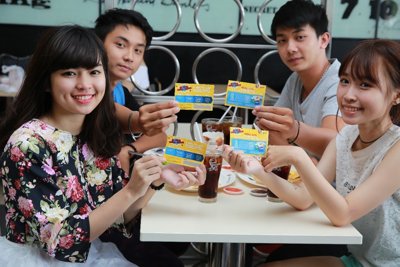 Các thương hiệu đồ ăn nhanh luôn đưa ra chương trình khuyến mãi hấp dẫn để lấy lòng giới trẻ.