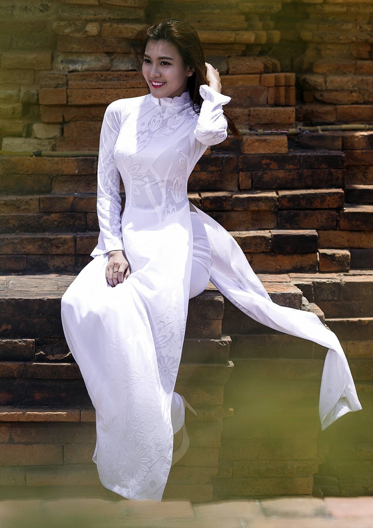 Thông thường, chất liệu thường được chọn để may áo dài nữ sinh phổ biến là lụa, voan, gấm, phi có độ bóng nhẹ... Độ dày vừa phải của những trang phục này giúp tôn lên vóc dáng nhưng vẫn đủ độ mềm rủ tạo nên vẻ ngoài bay bổng.