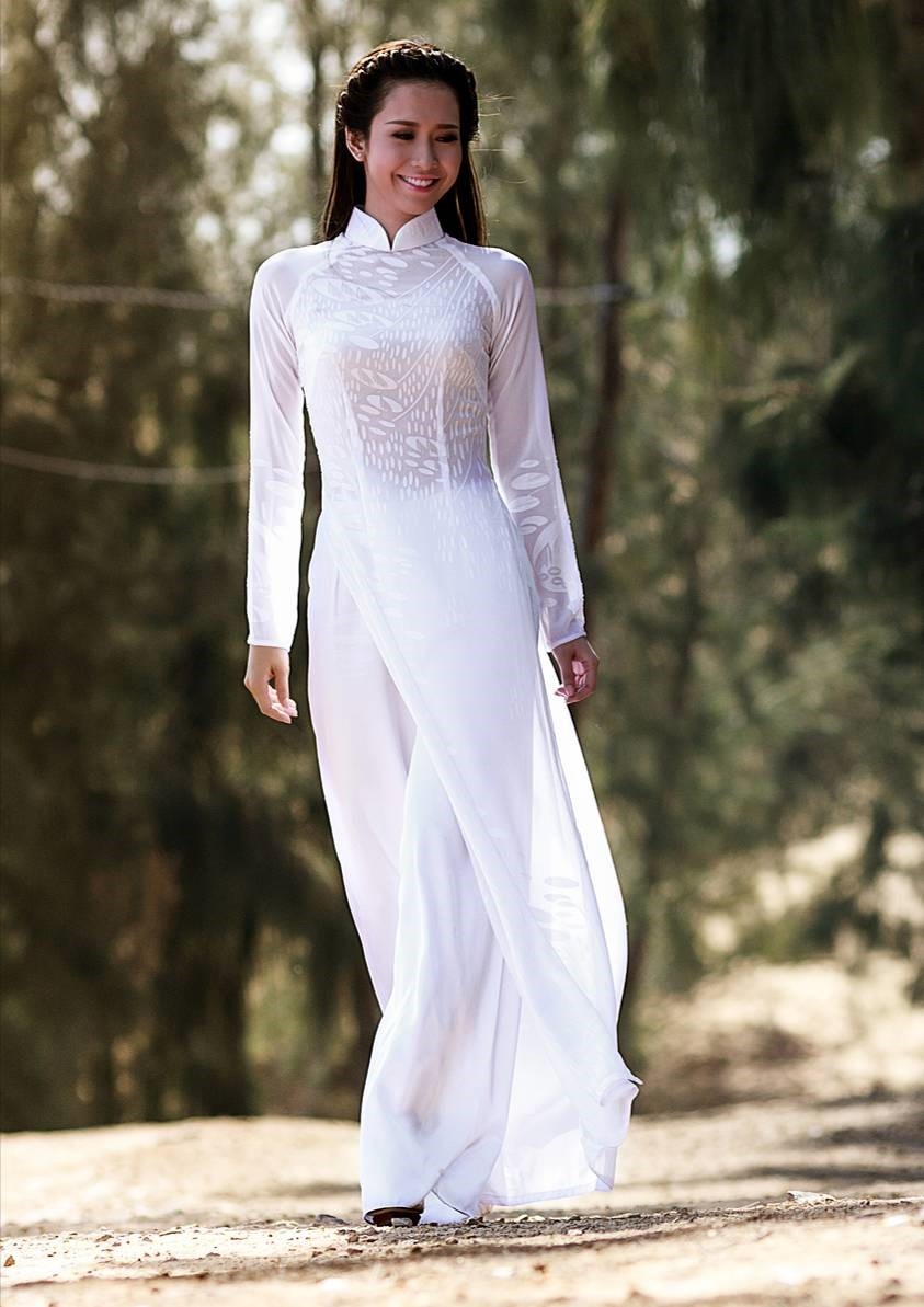 Các chuyên gia thời trang cho rằng áo dài nữ sinh có phần cổ lý tưởng khoảng 3-3,5 cm, hai đầu cổ đánh cong tạo sự thoải mái cho các cô nàng mỗi khi lên lớp.