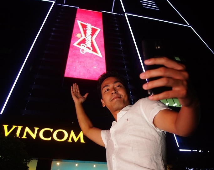 Sao Viet nhi nho chup anh selfie giua pho hinh anh