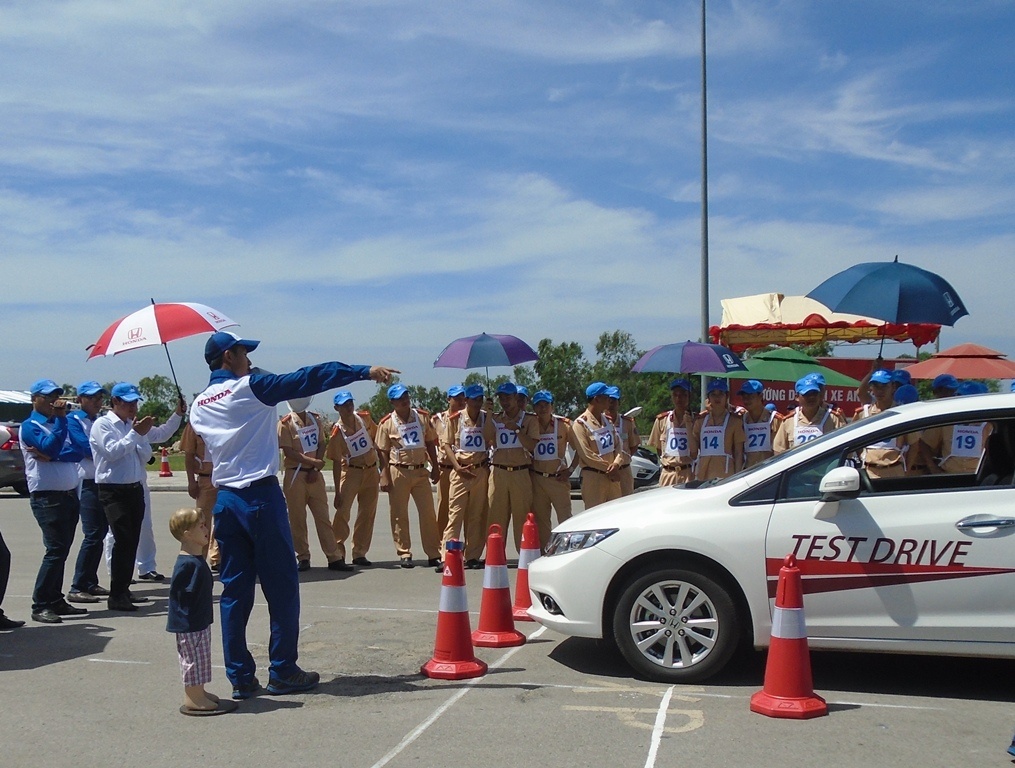 Canh sat giao thong duoc dao tao lai xe an toan hinh anh