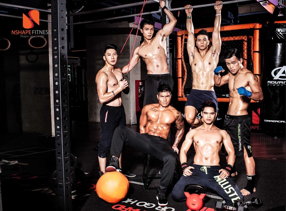 Vừa qua, hình ảnh về những chàng HLV cơ bắp cuồn cuộn, lấy bối cảnh tại một câu lạc bộ thể thao cao cấp Hà Nội được giới thiệu, gây ra cơn sốt trong cộng đồng mạng.