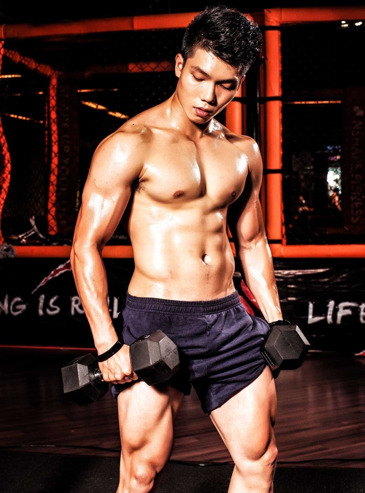 Ngoài thân hình chuẩn đẹp, nóng bỏng, cách chàng trai còn thu hút người xem bởi vẻ điển trai, nam tính.