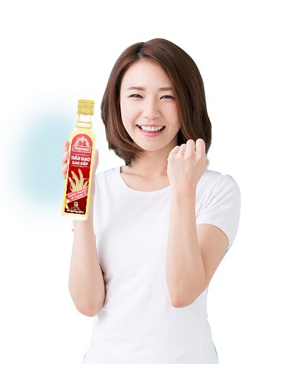 Bạn gái nên chọn mua dầu gạo của các thương hiệu để an tâm về chất lượng, độ tinh khiết.