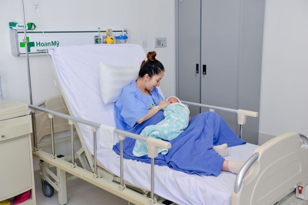 Khanh Thi chia se cam xuc lan dau lam me hinh anh