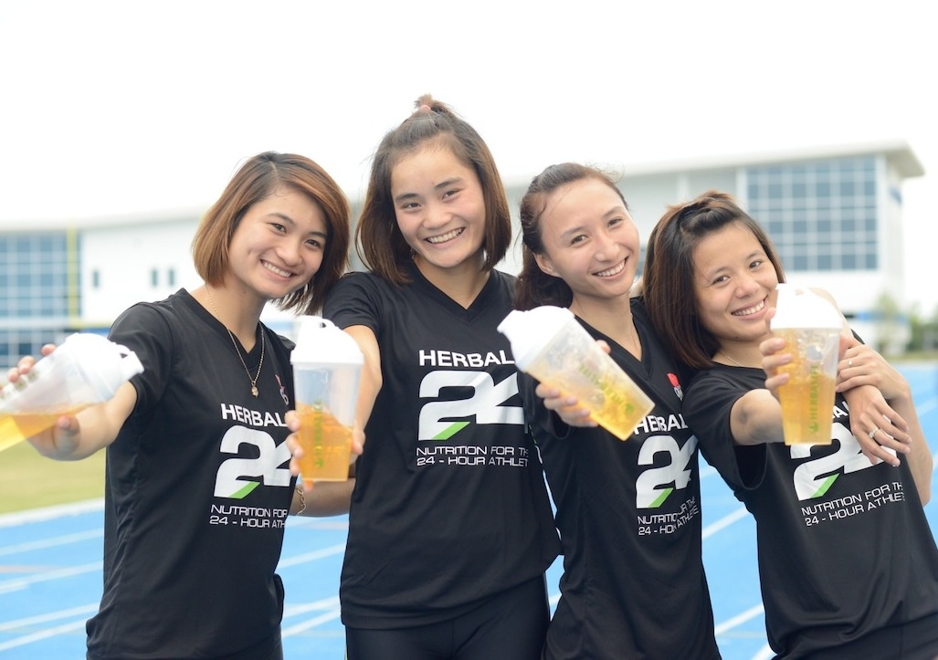 Herbalife là một trong những người bạn đường thân thiết của Nguyễn Thị Huyền và đồng đội.