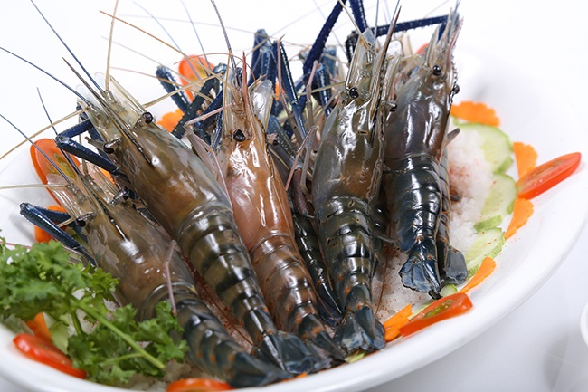 Lẩu tôm bông hậu chua cay - món ăn vừa lạ vừa quen, kết hợp hài hòa giữa vị chua và cay dùng với tôm càng baby tươi, ăn kèm rau nấm các loại và bún đúng kiểu chắc chắn sẽ làm bạn hài lòng khi thưởng thức.