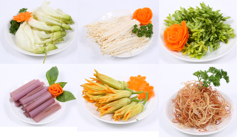 Một nồi lẩu tôm gồm có tôm càng baby và các loại rau đồng nội đầy màu sắc