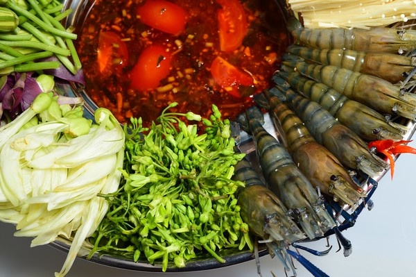 Nước lẩu chua chua cay cay cho vị ngon đậm đà Lẩu tôm nói riêng và các món ăn nói chung tại Vương Quốc Tôm được chế biến rất kỹ lưỡng. Đầu bếp tại nhà hàng có thâm niên trong việc sáng tạo nên các món đặc sản nổi tiếng. Không chỉ chú trọng vào hương vị món ăn, đầu bếp còn tỉ mỉ trình bày sao cho thật bắt mắt mà vẫn đảm bảo cả hương - sắc - vị trong từng món.