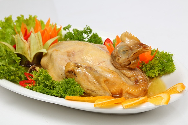 Gà hoàng cung tắm nắng.