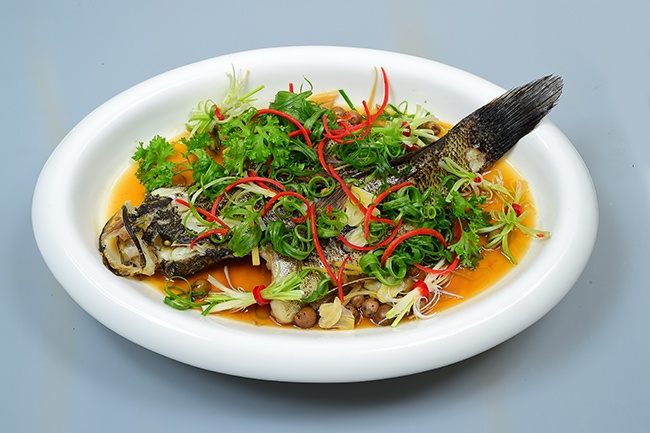 Cá mú trân châu hấp hồng tiêu.