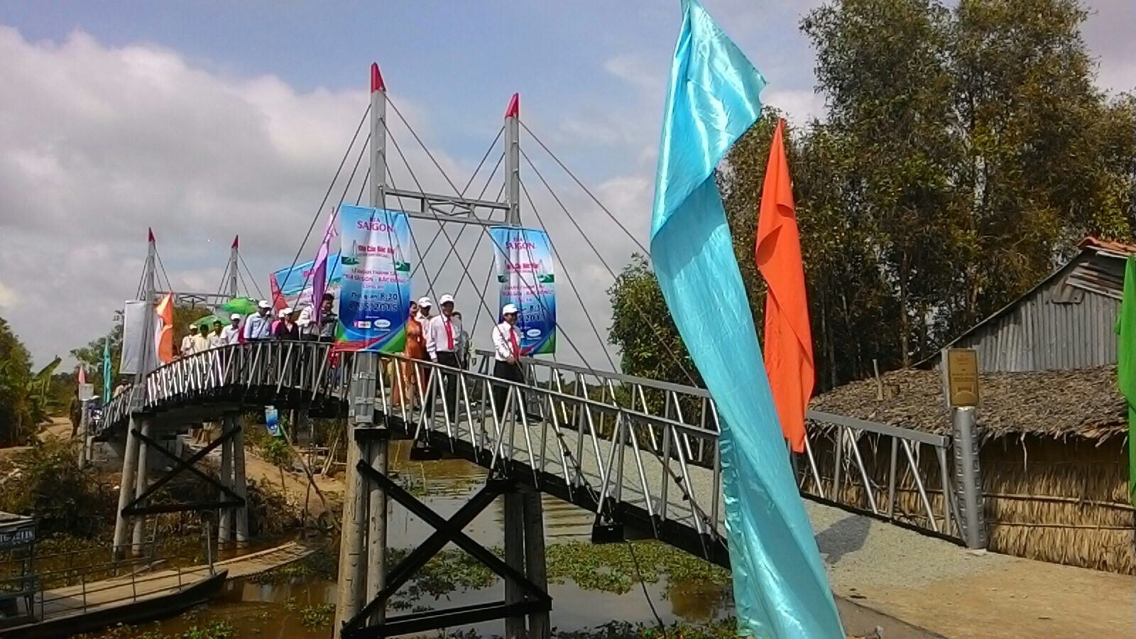 Bia Sai Gon xay dung cau cho nguoi dan hinh anh