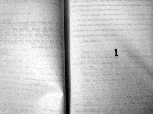 Sách giả thường được in ấn gia công tạm bợ, dễ nhận thấy bởi chất lượng in kém