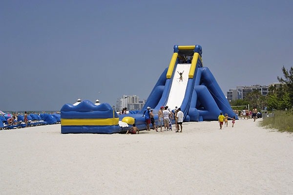 Nhà phao khổng lồ cao 6,5m và đường trượt dài hơn 20m đang chờ đợi các bạn khám phá.