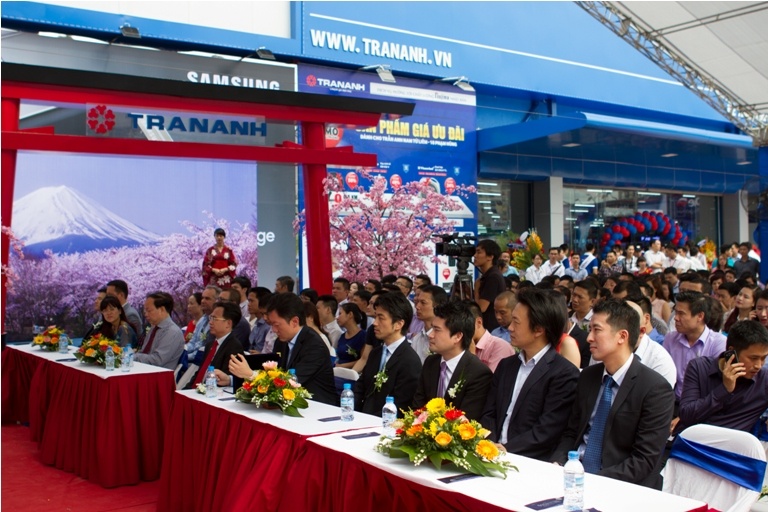 Lễ khai trương siêu thị mới có sự góp mặt của nhiều vị khách quý.