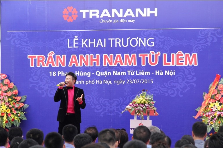 Ca sĩ Minh Quân mừng khai trương bằng những màn biểu diễn sôi động, đầy sức hút.