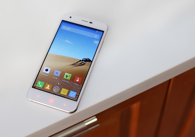 Khách hàng hài lòng với thiết kế máy, đặc biệt là ở viền nhôm bo tròn được làm rất tinh xảo.