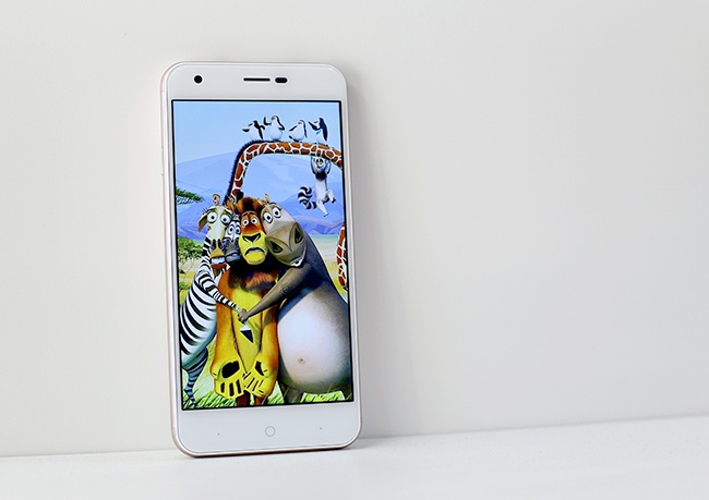 HERO 2 có màn hình NTSC tương phản tốt, góc nhìn rộng, tươi sáng rực rỡ.