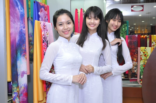 Top 20 Miss Ao dai Nu sinh Viet Nam tham showroom Thai Tuan hinh anh