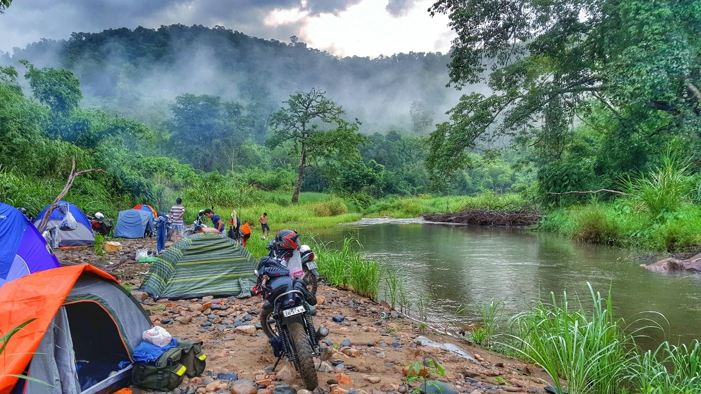 Quang cảnh núi rừng trùng điệp mang đến cho Tân Nobi và đoàn phượt những trải nghiệm khó quên. 