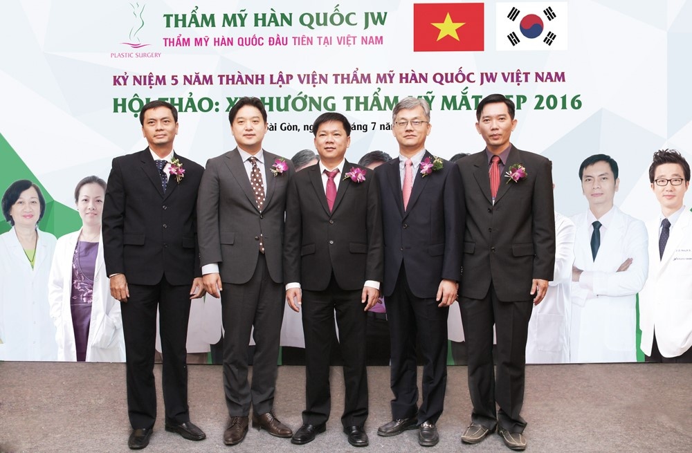 Bi quyet khac phuc loi phau thuat tham my mat sai cach hinh anh