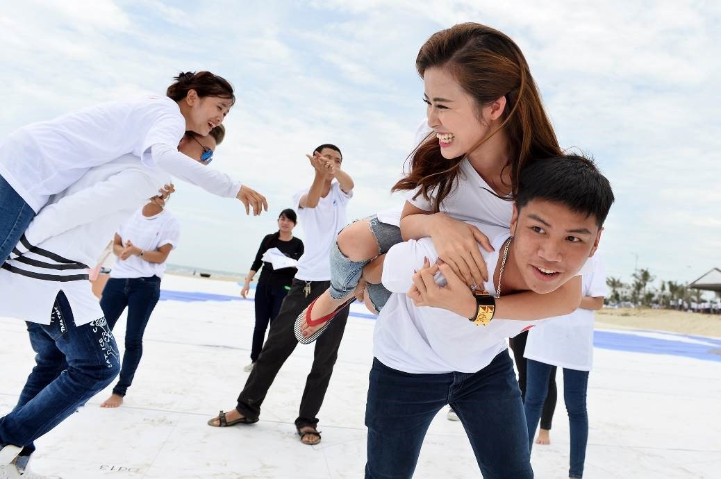 Đông Nhi và nhóm 365 thỏa sức vui đùa cùng fan tại buổi ghi hình trên bãi biển Non Nước, Đà Nẵng.