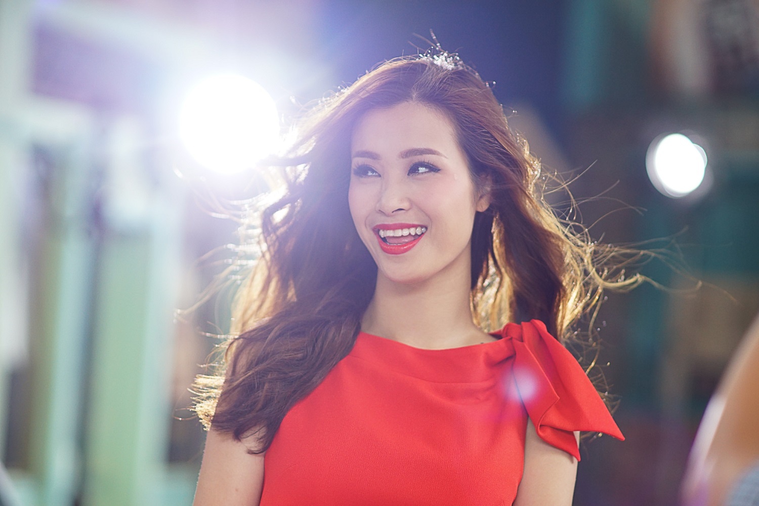 Đông Nhi cùng Ông Cao Thắng náo động đường phố Sài Gòn.